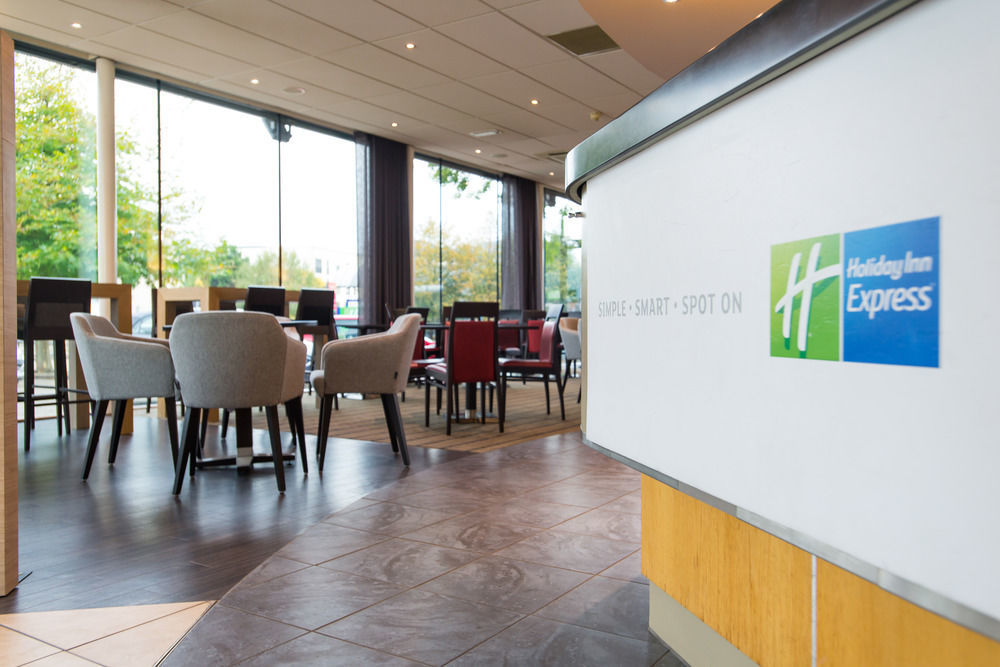 Holiday Inn Express Bath, An Ihg Hotel Exterior photo